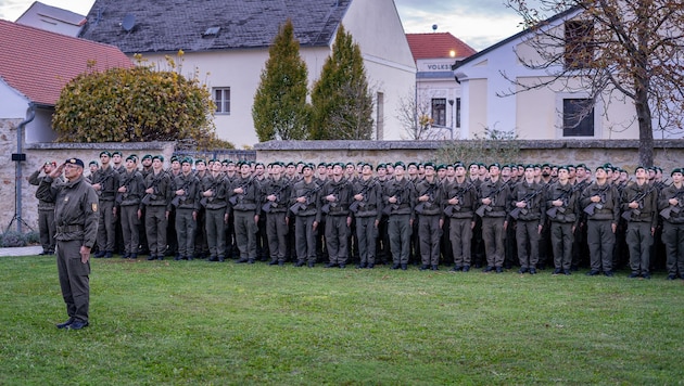 Alle Rekruten beim Gruppenbild im Pfarrgarten (Bild: Stefan Klikovich)