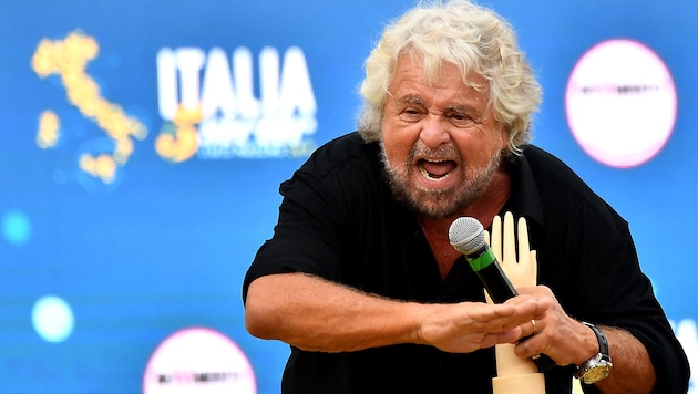 Archivbild aus dem Jahr 2018: Beppe Grillo bei einem Parteitrag der Fünf-Sterne-Bewegung (Bild: APA/AFP/Alberto PIZZOLI)