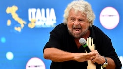 Archivbild aus dem Jahr 2018: Beppe Grillo bei einem Parteitrag der Fünf-Sterne-Bewegung (Bild: APA/AFP/Alberto PIZZOLI)