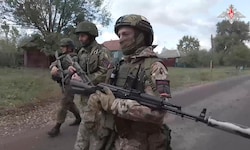 Russische Soldaten patrouillieren in der Region Kursk.