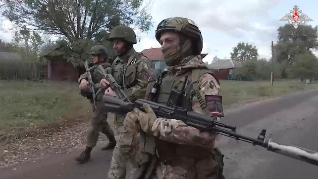 Russian soldiers patrol the Kursk region. (Bild: ASSOCIATED PRESS)