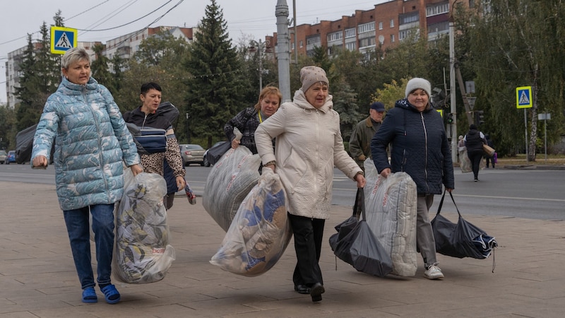 Women in Kursk carrying humanitarian aid. (Bild: APA/AFP/Andrey BORODULIN)