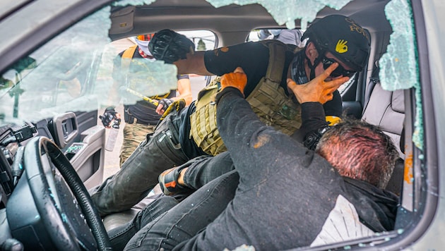 Street fight in Portland in 2021: A "Proud Boy" beats a man. (Bild: AFP/Nathan Howard/Getty Images)