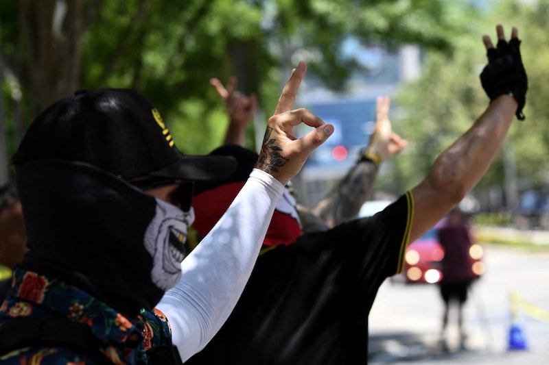 Pure racists: members of the Proud Boys show the hand sign for "White Power". (Bild: AFP/Patrick T. FALLON)