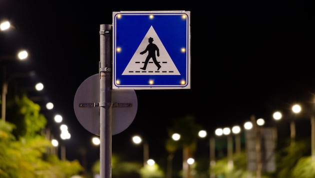 Sometimes crosswalks also have insufficient lighting (Bild: stock.adobe.com/AllyE - stock.adobe.com)