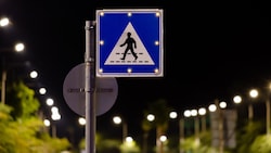 Gerade in der dunklen Jahreszeit sollen sich Fußgänger mit heller Kleidung und Reflektoren ...