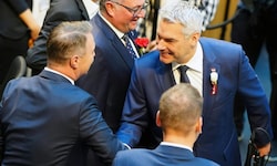 Andreas Babler (SPÖ) und Karl Nehammer (ÖVP) könnten bald Teil einer Dreierregierung werden.