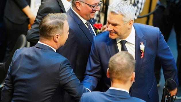 Andreas Babler (SPÖ) und Karl Nehammer (ÖVP) könnten bald Teil einer Dreierregierung werden. (Bild: APA/GEORG HOCHMUTH)