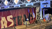 Der Lkw blieb an der Maustelle stecken.