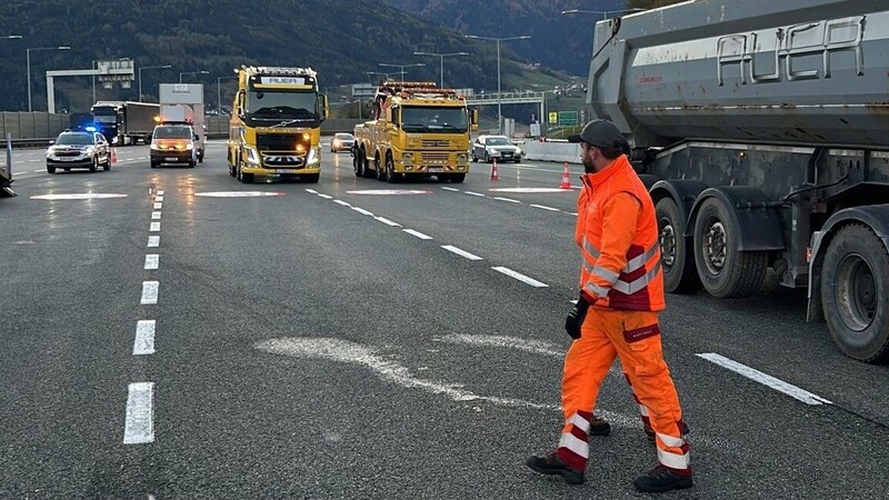 Fünf Spuren mussten gesperrt werden. (Bild: Asfinag)