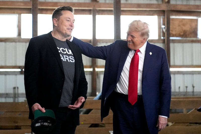 Sollen sich regelmäßig mit Putin austauschen: Musk und Trump (Bild: AP ( via APA) Austria Presse Agentur/Alex Brandon)