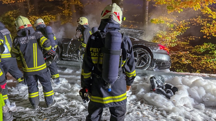 Mit viel Schaum wurde schließlich das Feuer unter Kontrolle gebracht.