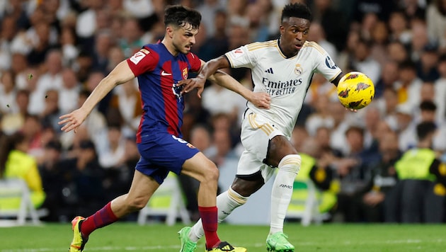 Barcelona's Pedri (l.) in a duel with Real striker Vinicius Junior (Bild: AFP/APA/OSCAR DEL POZO)