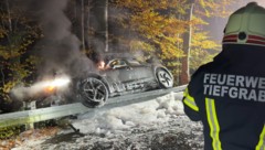 Das Auto fing nach dem Unfall Feuer.