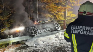 Das Auto fing nach dem Unfall Feuer.