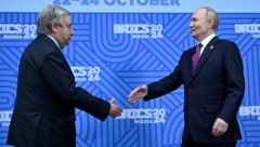 Guterres schüttelte beim BRICS-Gipfel im russischen Kasan fleißig Hände. (Bild: AP/Alexander Nemenov)