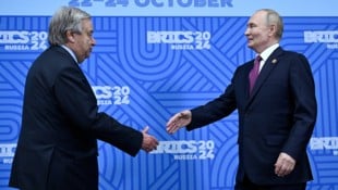 Guterres schüttelte beim BRICS-Gipfel im russischen Kasan fleißig Hände. (Bild: AP ( via APA) Austria Presse Agentur/Alexander Nemenov)