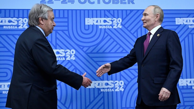 Guterres shook hands diligently at the BRICS summit in Kazan, Russia. (Bild: AP ( via APA) Austria Presse Agentur/Alexander Nemenov)