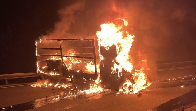 Flammeninferno am Zirler Berg. Ein technischer Defekt war die Ursache für den Fahrzeugbrand. (Bild: FFW Zirl)