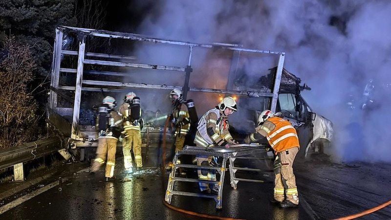 Der Klein-Lkw brannte vollkommen aus. (Bild: FFW Zirl)