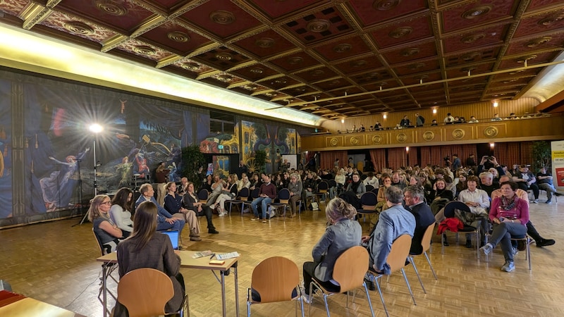 Many pupils were also present at the panel on the topic of education. (Bild: Felix Justich)