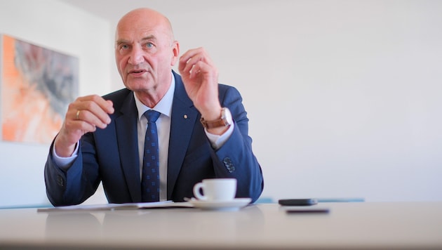 Christian Dörfel during his first interview as provincial councillor in his office in the Linz Landhaus. (Bild: Horst Einöder/Flashpictures)