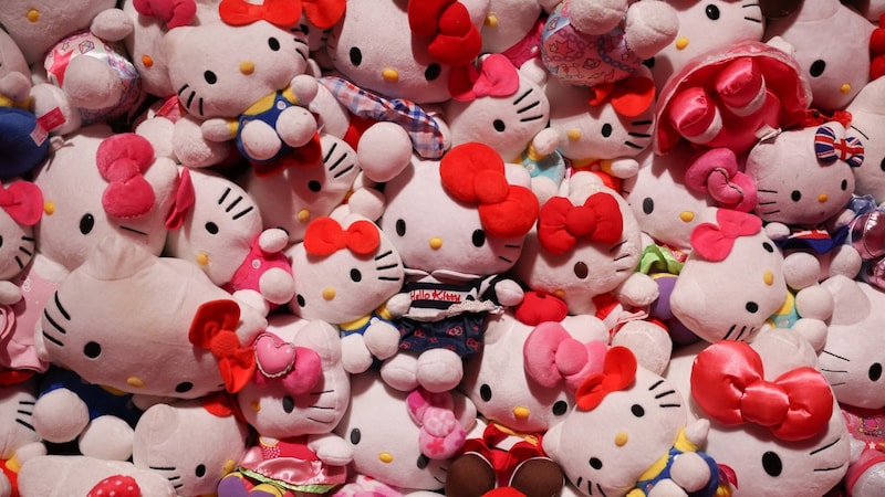 Hello Kitty in verschiedenen Kostümen (Bild: APA/AFP)