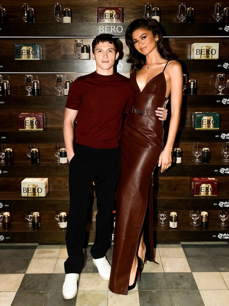 Zendaya wore a burgundy leather dress with a plunging neckline and long leg slit. Tom Holland's T-shirt perfectly matched the color of his beautiful girlfriend's look. (Bild: picturedesk.com/BFA / Action Press)