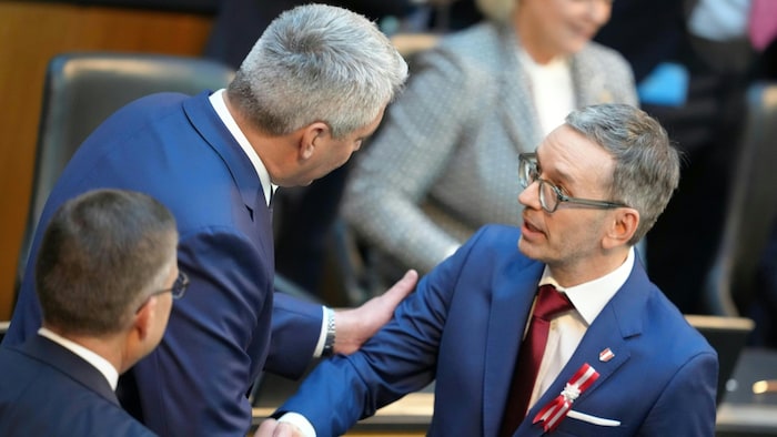 Kurzer Handschlag zwischen Nehammer und Kickl am Donnerstag bei der konstituierenden Sitzung des ...