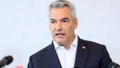 ÖVP-Chef Karl Nehammer erhielt von Bundespräsident Alexander Van der Bellenden Auftrag, eine mehrheitsfähige Koalition zu bilden. (Bild: APA/MAX SLOVENCIK)