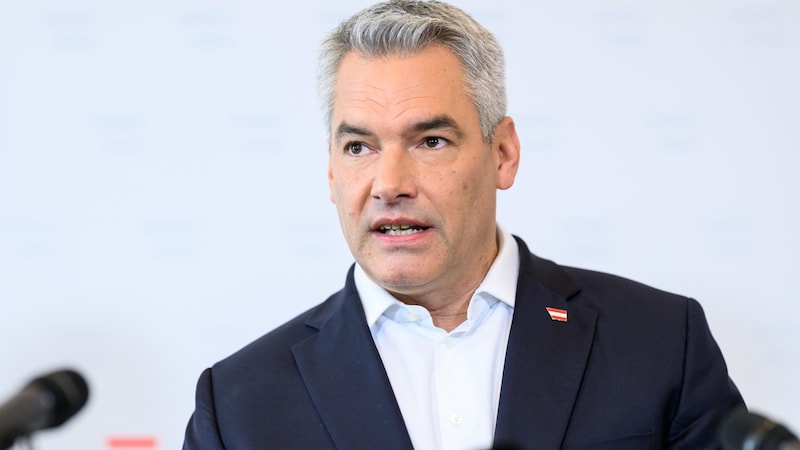 ÖVP-Chef Karl Nehammer erhielt von Bundespräsident Alexander Van der Bellenden Auftrag, eine mehrheitsfähige Koalition zu bilden. (Bild: APA/MAX SLOVENCIK)