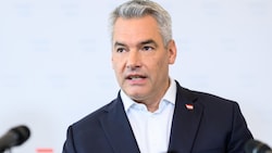 ÖVP-Chef Karl Nehammer erhielt von Bundespräsident Alexander Van der Bellenden Auftrag, eine mehrheitsfähige Koalition zu bilden. (Bild: APA/Max Slovencik)