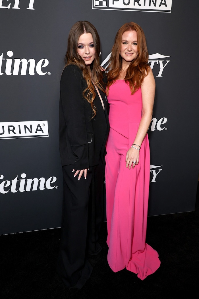  Sasha Pieterse and Sarah Drew