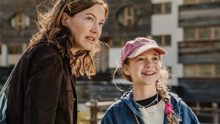 „Der Vorleser“-Schauspielerin Hanna Herzsprung (li.) spielt die Rolle der Pflegemutter in ...