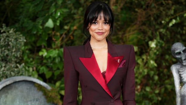 Jenna Ortega is already wearing the trend color burgundy! (Bild: picturedesk.com/Scott A Garfitt / AP)