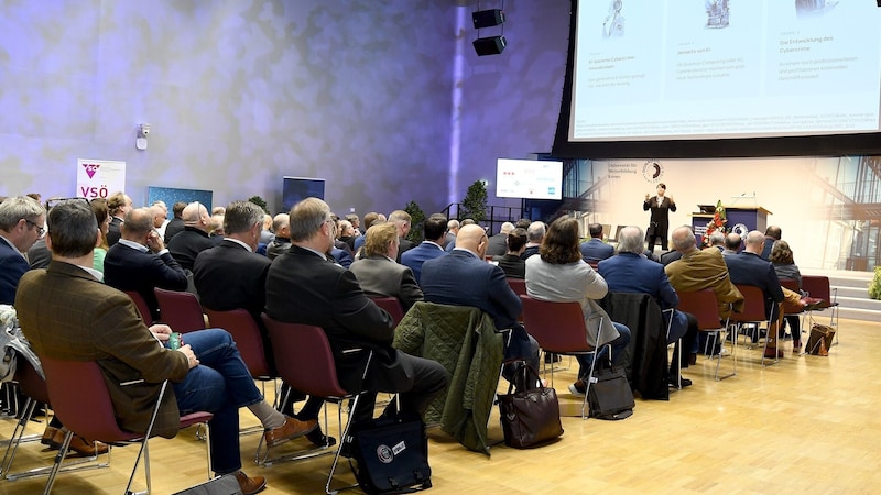 The 22nd Security Conference at the University for Continuing Education in Krems an der Donau focused on cyber resilience and the consequences of cyber attacks. (Bild: krone.tv)