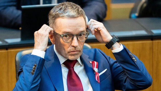 FPÖ leader Herbert Kickl is calling for a complete pay freeze for all politicians. This is "a sign of solidarity with the Austrians" and "an imperative of the hour and of justice". (Bild: APA/GEORG HOCHMUTH)