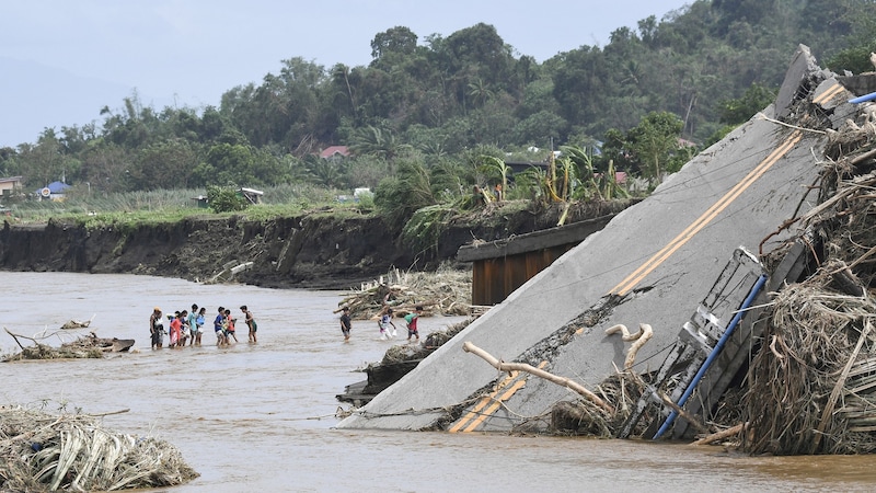 Der heftige Sturm brachte auch diese Brücke zum Einsturz. (Bild: AFP or licensors)