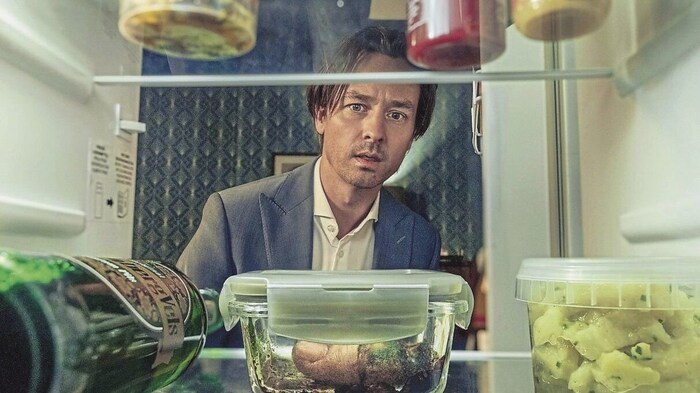 Schauspieler Tom Schilling in der Rolle des Anwalts Björn Diemel.