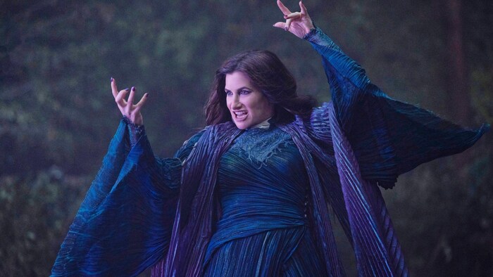 Agatha Harkness (Kathryn Hahn) verzaubert in der Hit-Serie „Agatha All Along“.