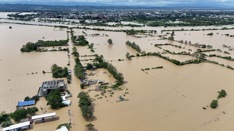 Aufgrund der schweren Regenfälle wurden viele Häuser überflutet. (Bild: APA/AFP/John Dimain)