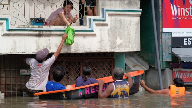 Everyone is trying to get to safety. (Bild: APA/AFP/ZALRIAN SAYAT)