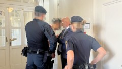 Der 41-jährige Wiener mit seinem Anwalt Nikolaus Rast.