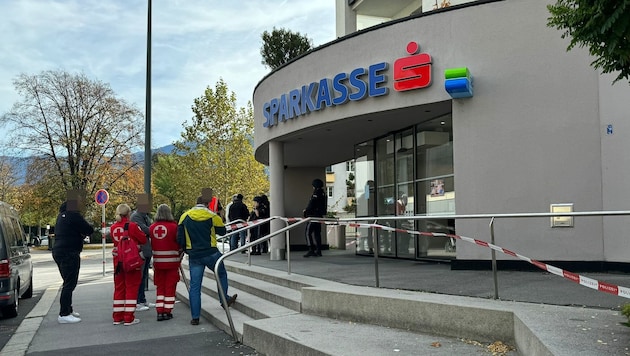 This savings bank branch in Innsbruck's Reichenau district was robbed again on Friday morning. (Bild: Johanna Birbaumer/Johanna Birbaumer, Krone KREATIV)