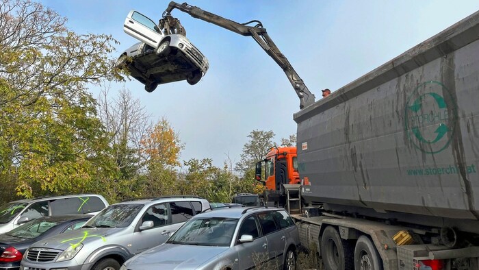 Mit  Spezialfahrzeugen wurden die Schrott-Fahrzeuge der illegalen Altfahrzeug-Sammler ...