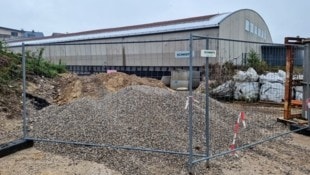 Aktuell steht die Baustelle still. Anrainer bemerkten Ungereimtheiten und meldeten diese der Gemeinde. (Bild: Arbeiter Dieter)