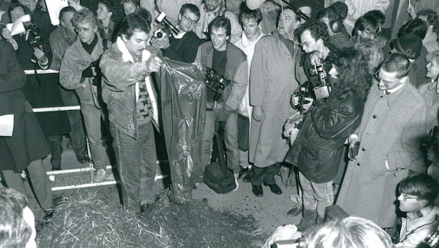 When Thomas Bernhard's "Heldenplatz" premiered, demonstrators spilled bags of horse manure in front of the Burgtheater. People were still outraged back then. (Bild: picturedesk.com/Sokol Gerhard, KURIER)