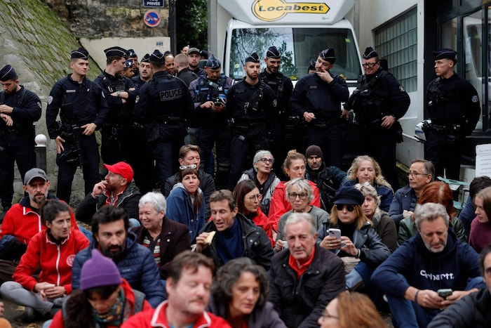 ...wurden von der Polizeieinheit eingekesselt...