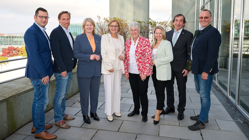 Delighted with the mountain hut package: Governor Johanna Mikl-Leitner with representatives of alpine associations and members of parliament. (Bild: NLK Pfeiffer)