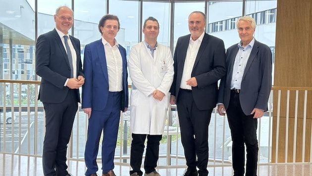 Franz Öller, Commercial Managing Director, Governor Hans Peter Doskozil, Chairman of the Supervisory Board, and Prof. Dr. Stephan Kriwanek, Medical Managing Director, welcomed the new Primaries Prof. Dr. Peter Kornprat and Prof. Dr. Martin Pichler to the Oberwart Clinic. (Bild: Schulter Christian)